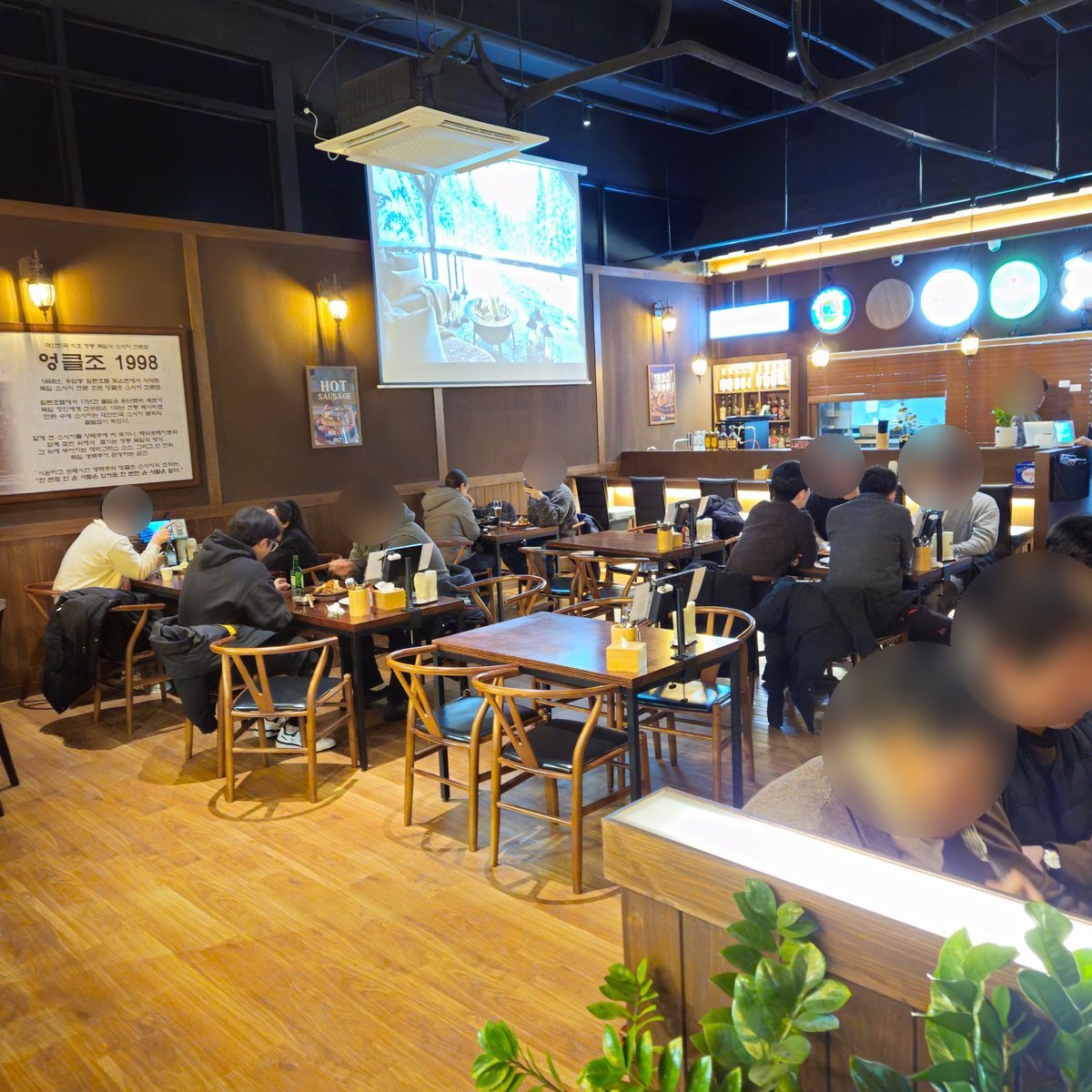 김포구래점 바 카운터 - 프로젝터와 생맥주 탭이 있는 넓은 홀