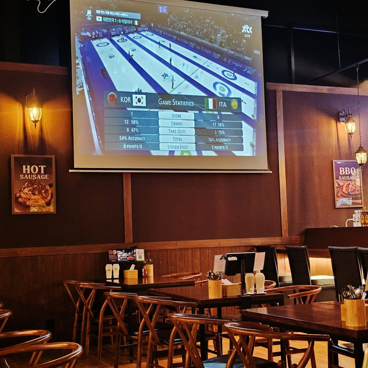 엉클조소시지 매장 대형 프로젝터 - 스포츠 관람